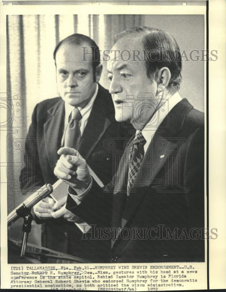 Load image into Gallery viewer, 1972 Press Photo Senator Humphrey and Florida's AG Shevin at news conference
