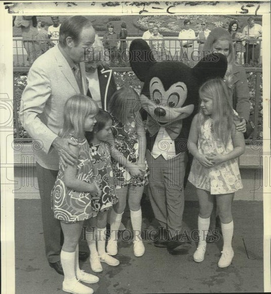 1972 Press Photo Senator and Mrs. Humphrey with grandchildren and Mickey Mouse.