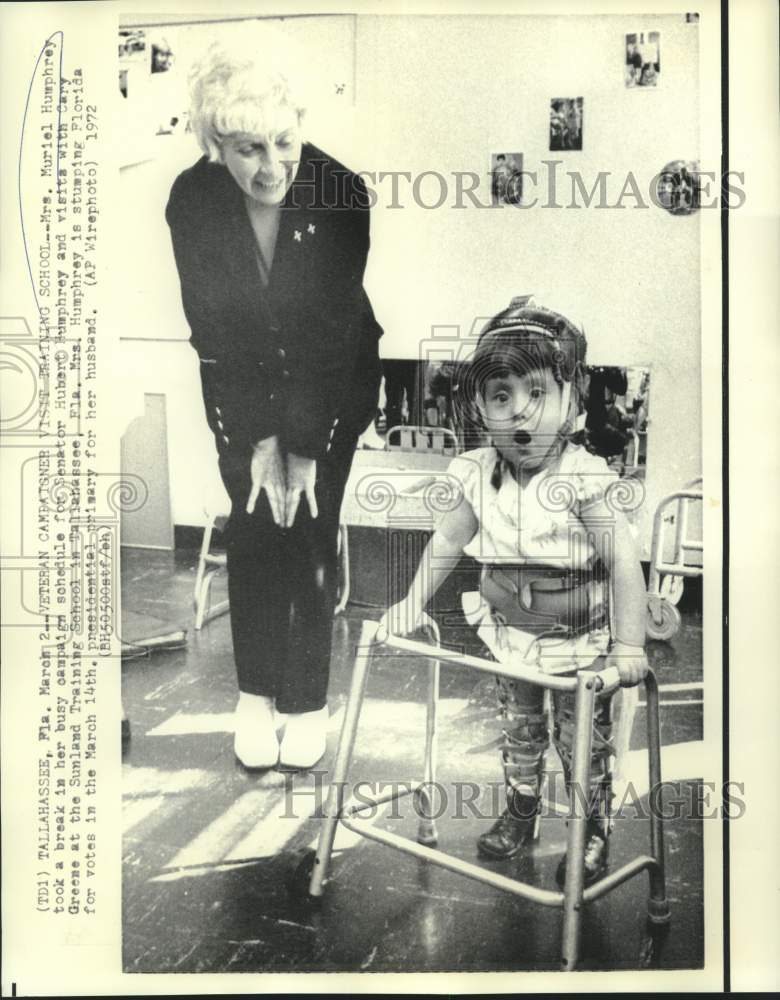 1972 Press Photo Muriel Humphrey visits Cary Greene at Sunland Training School