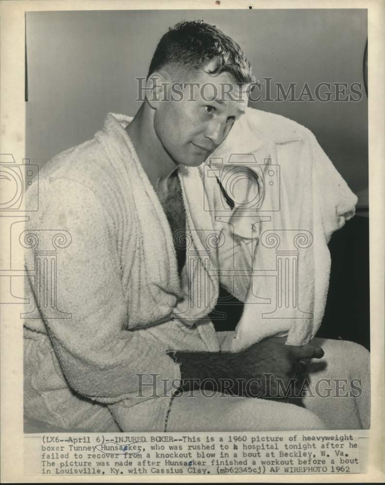 Load image into Gallery viewer, 1960 Press Photo Boxer, Tunney Hunsaker after a 1960 bout. - now11963
