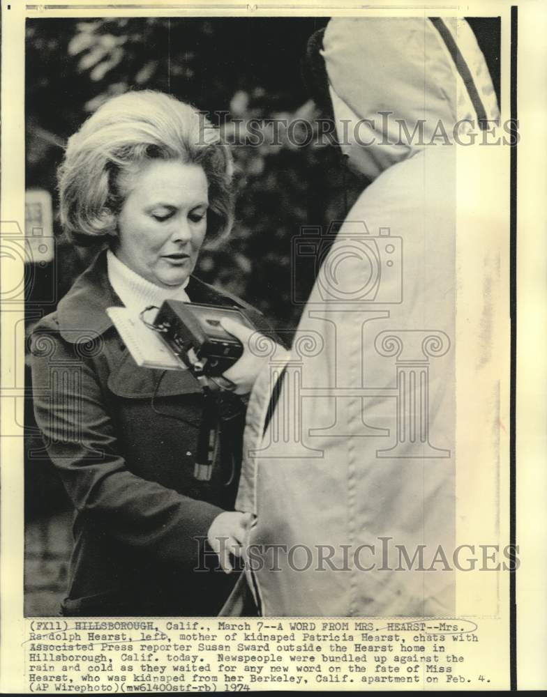 1974 Press Photo Mrs. Randolph Hearst speaks with AP reporter Susan Sward in CA