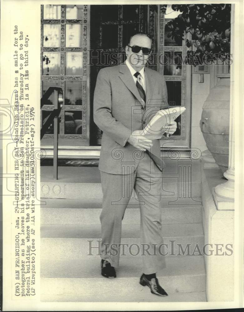 1976 Press Photo Randolph Hearst smiles leaving San Francisco apartment