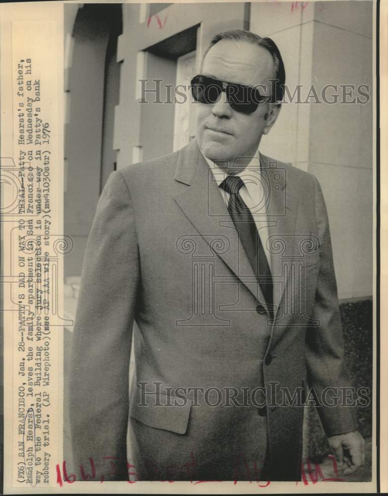 Load image into Gallery viewer, 1976 Press Photo Randolph Hearst leaving San Francisco family apartment
