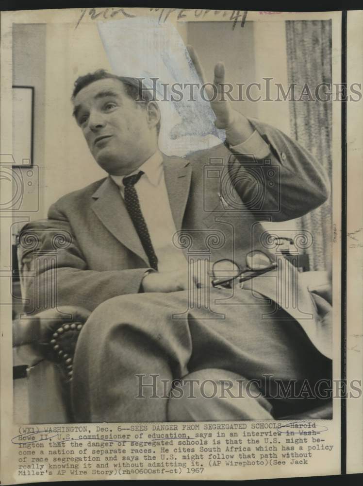 1967 Press Photo Harold Howe II, Education Commissioner in Washington interview