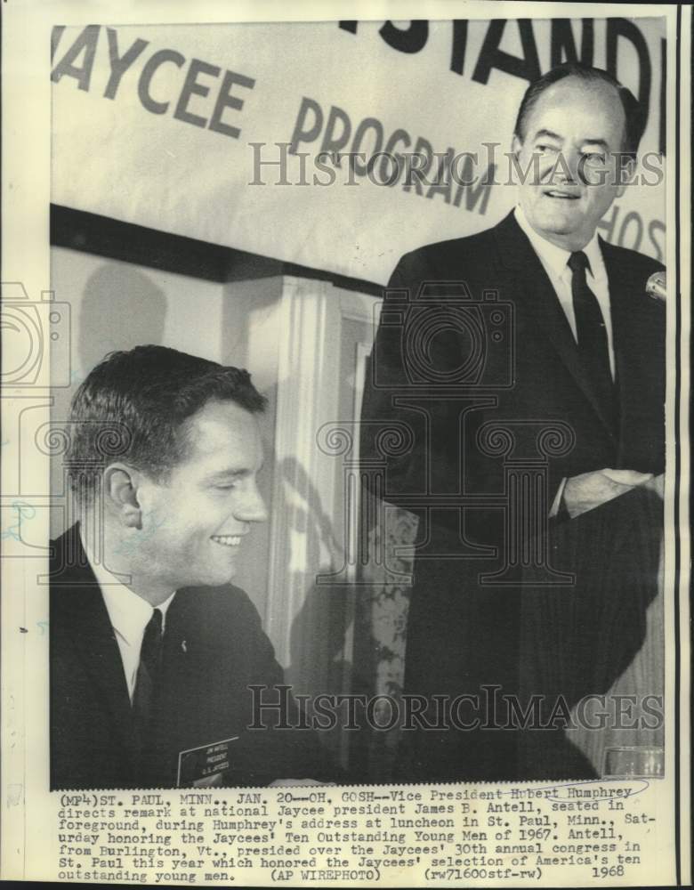 Load image into Gallery viewer, 1968 Press Photo Vice President remarks to Jaycee President Antell at luncheon
