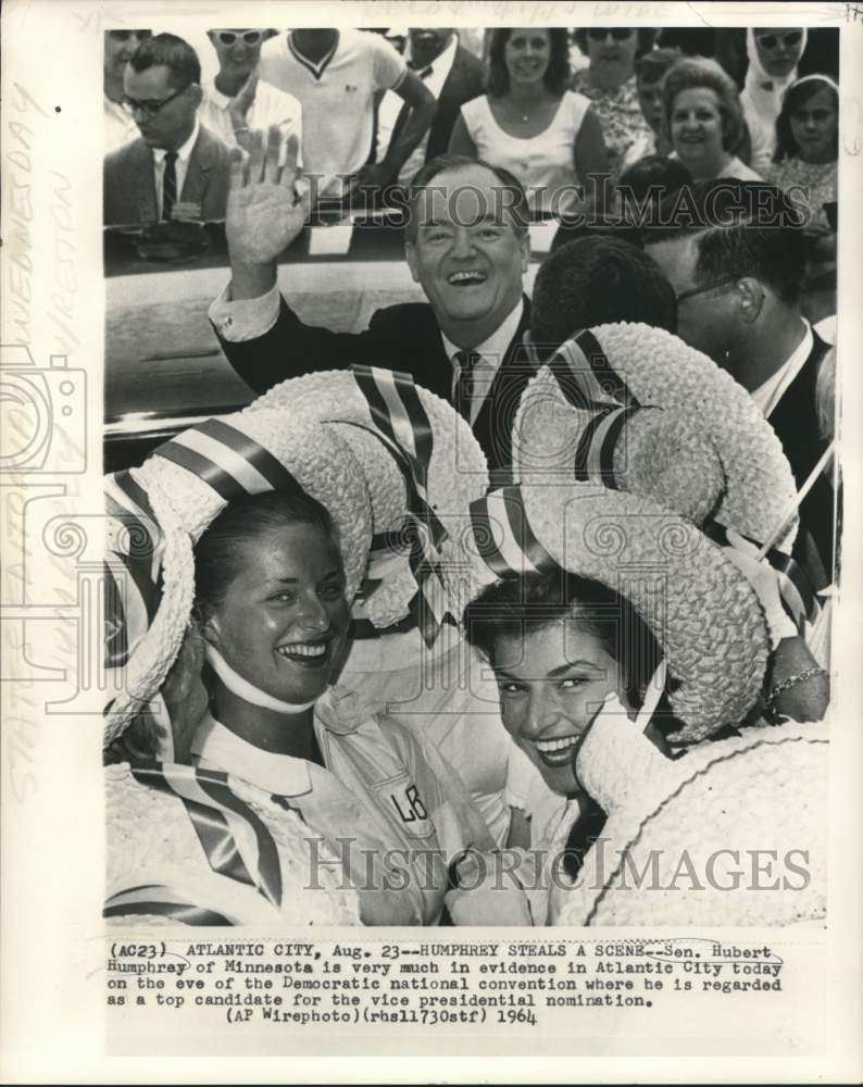 Load image into Gallery viewer, 1964 Press Photo Senator Humphrey steals scene in Atlantic City, New Jersey
