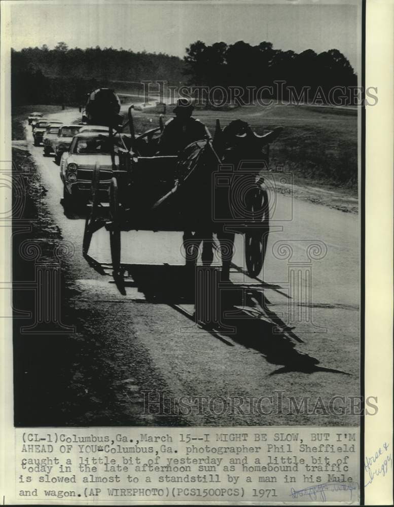 Load image into Gallery viewer, 1971 Press Photo Mule and wagon slow traffic in Columbus, Georgia - now12160
