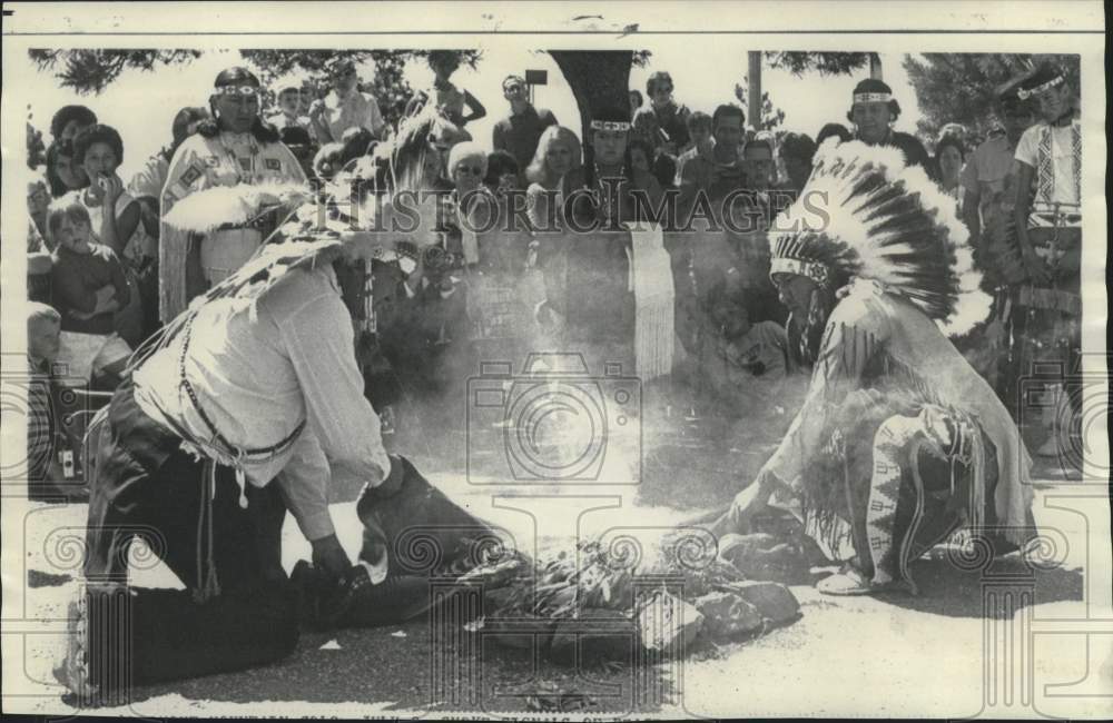 1968 Press Photo Southern Cheyenne and Arapaho Indian chiefs send signals