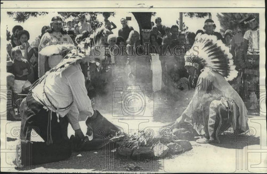 1968 Press Photo Southern Cheyenne and Arapaho Indian chiefs send signals