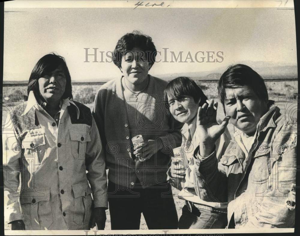 1973 Press Photo San Carlos Apache Indian reservation residents in Arizona