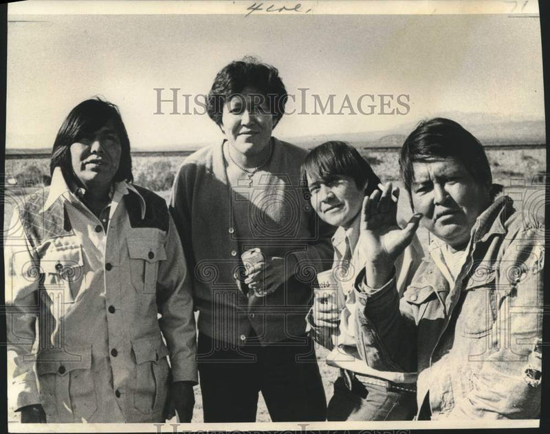 Load image into Gallery viewer, 1973 Press Photo San Carlos Apache Indian reservation residents in Arizona
