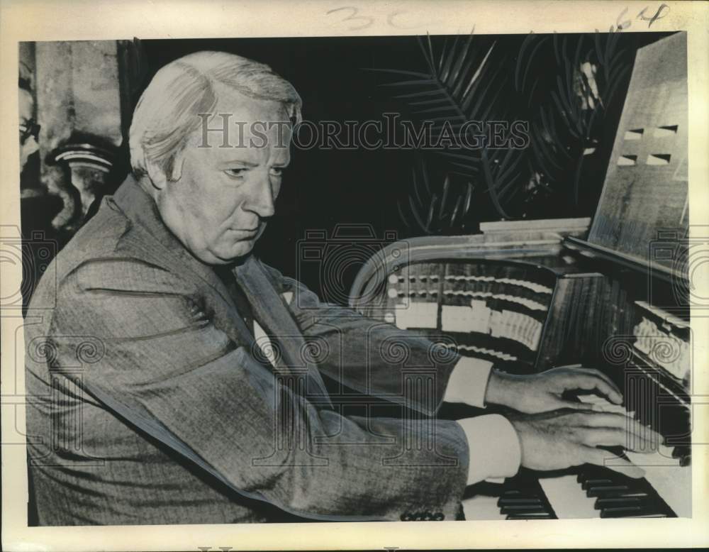 1973 Press Photo Britain's Prime Minister Edward Heath plays an organ.
