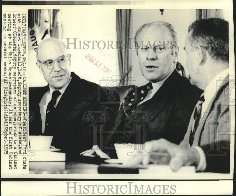 Load image into Gallery viewer, 1975 Press Photo President Ford, Robert Ingersoll and Robert Clements in meeting

