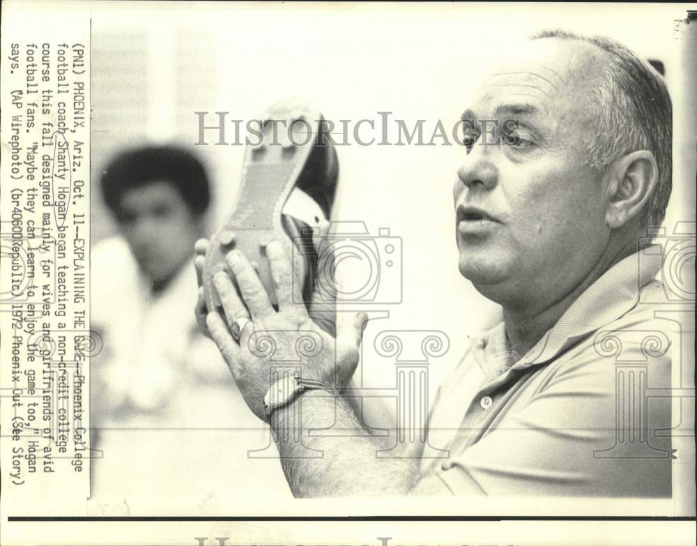 1972 Press Photo Phoenix College&#39;s Shanty Hogan teaches football course