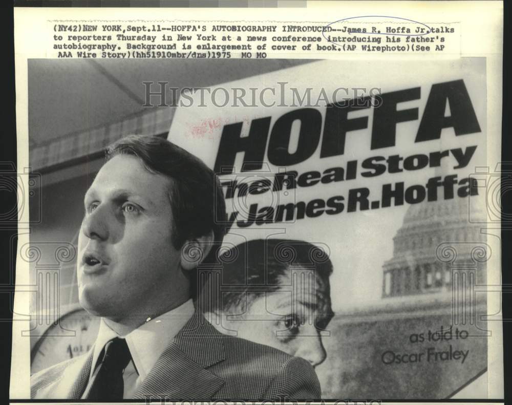 1975 Press Photo James R. Hoffa, Jr. introduces Hoffa&#39;s autobiography to press