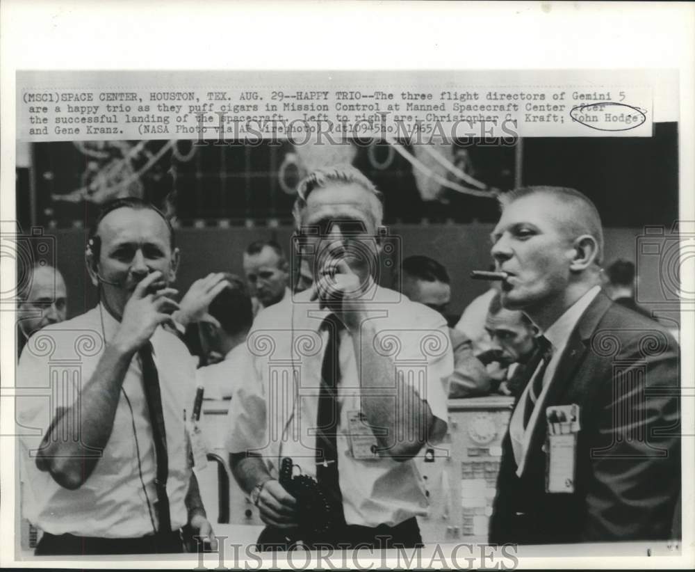 1965 Press Photo John Hodge and other Gemini 5 flight directors light up cigars
