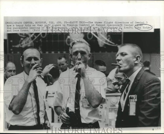 1965 Press Photo John Hodge and other Gemini 5 flight directors light up cigars