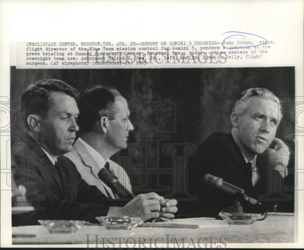 1965 Press Photo John Hodge and others during Gemini 5 news conference in Texas