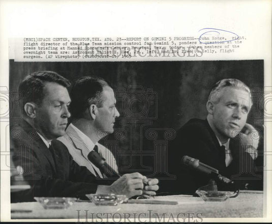 1965 Press Photo John Hodge and others during Gemini 5 news conference in Texas