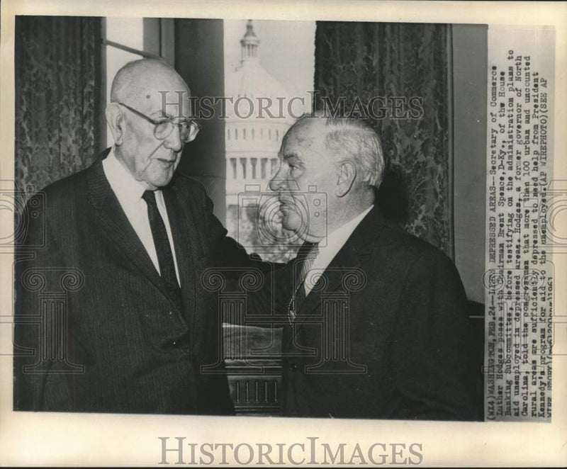 Load image into Gallery viewer, 1961 Press Photo Secretary of Commerce Luther Hodges &amp; other chat in Washington
