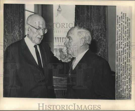 1961 Press Photo Secretary of Commerce Luther Hodges & other chat in Washington