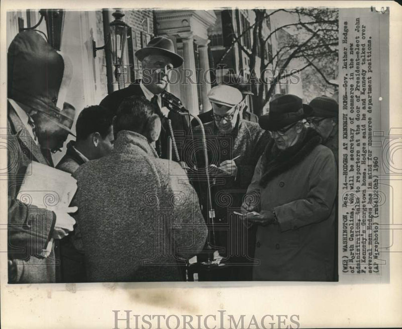 Load image into Gallery viewer, 1960 Press Photo Secretary of Commerce Luther Hodges at news conference.
