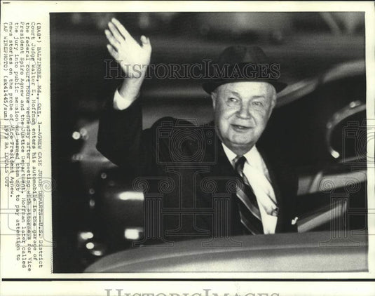1973 Press Photo U.S. District court Judge Walter Hoffman enters automobile