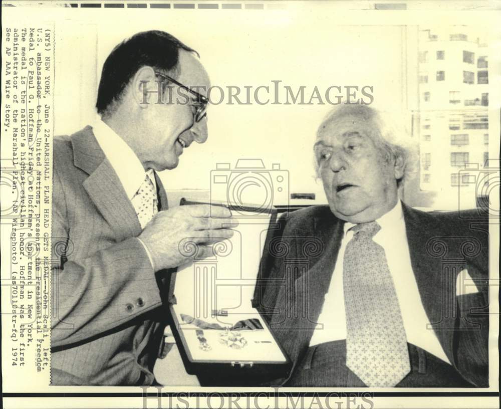 1974 Press Photo Presidential Freedom Medal presented to Paul Hoffman in NY