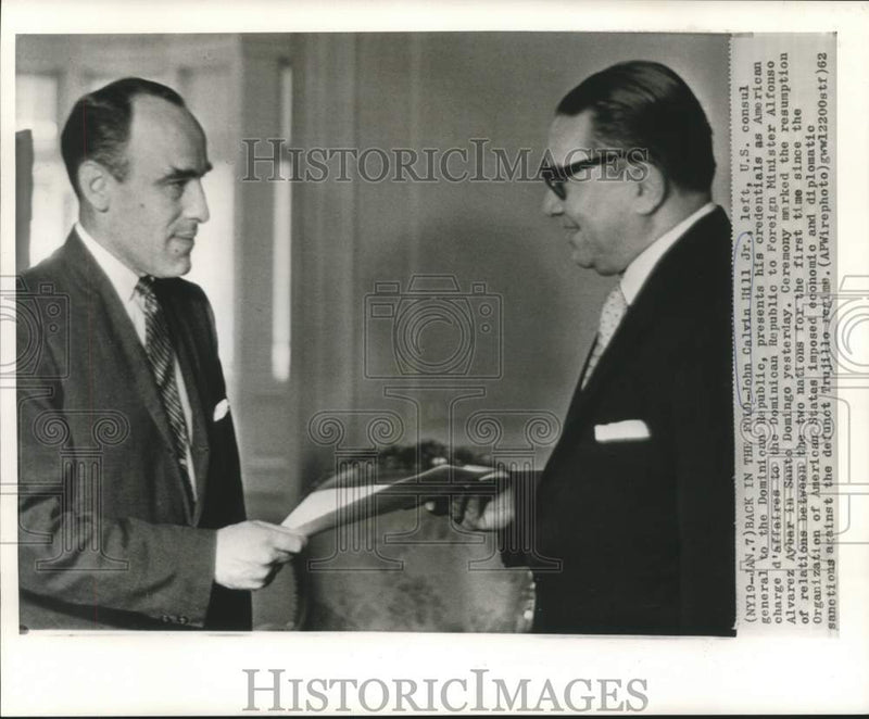 Load image into Gallery viewer, 1962 Press Photo John Calvin Hill presents credentials to Alfonso Aybar
