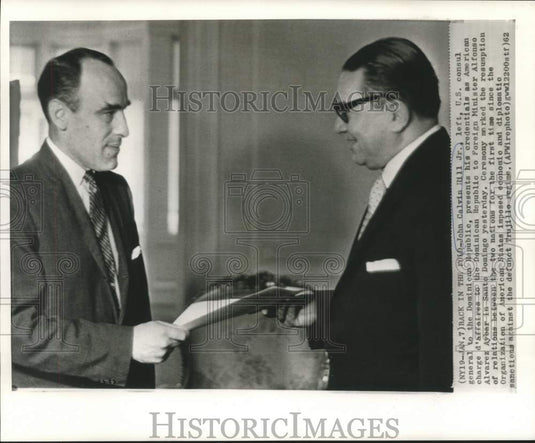 1962 Press Photo John Calvin Hill presents credentials to Alfonso Aybar