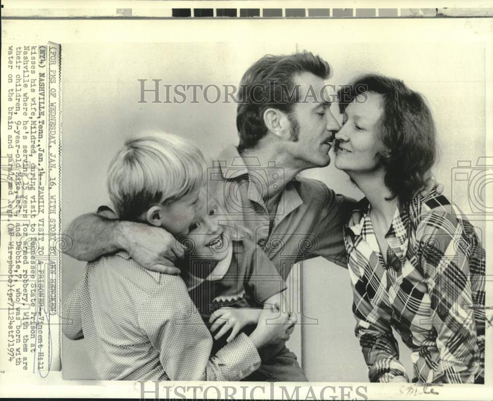 1974 Press Photo Tennessee State Prisoner Vincent Hill with family visit