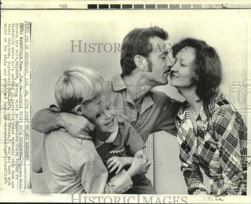 Load image into Gallery viewer, 1974 Press Photo Tennessee State Prisoner Vincent Hill with family visit
