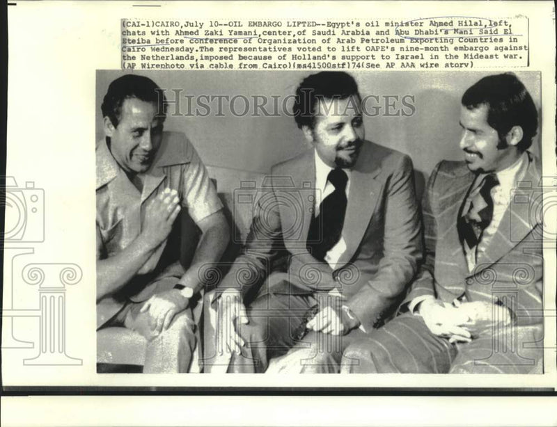 Load image into Gallery viewer, 1974 Press Photo Egypt's Oil Minister Ahmed Hilal and others lift oil embargo.
