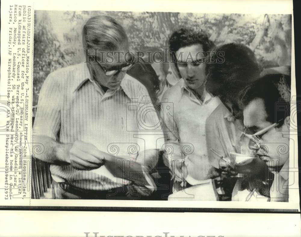1973 Press Photo U.S. Public Affairs Officer John Higgins with newsmen in Mexico