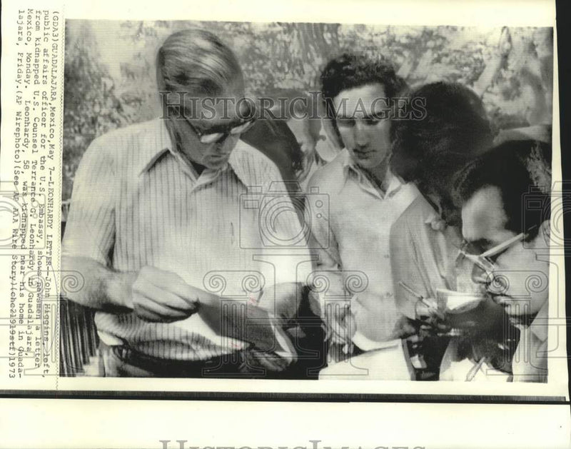 Load image into Gallery viewer, 1973 Press Photo U.S. Public Affairs Officer John Higgins with newsmen in Mexico

