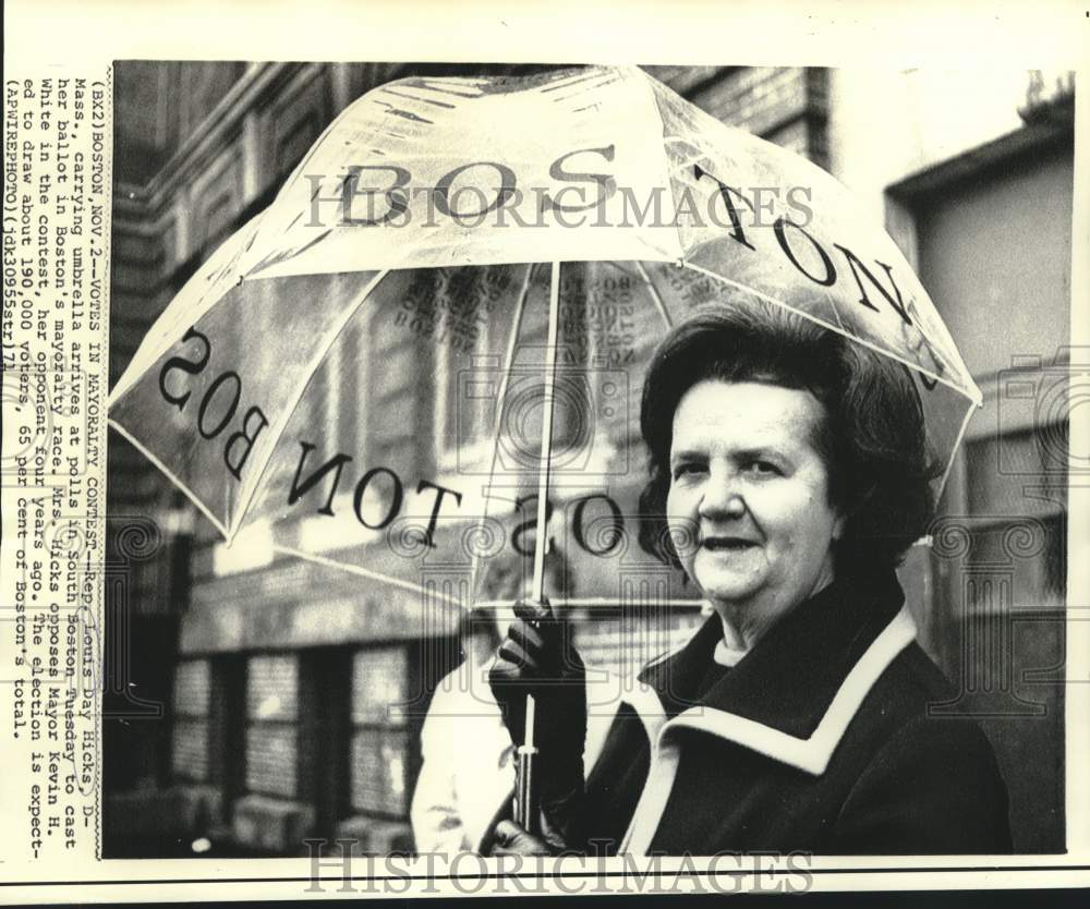 1971 Press Photo Louis Day Hicks, with umbrella, votes in mayoralty contest