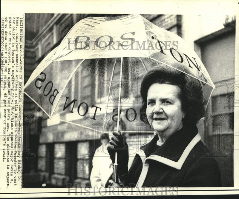 Load image into Gallery viewer, 1971 Press Photo Louis Day Hicks, with umbrella, votes in mayoralty contest
