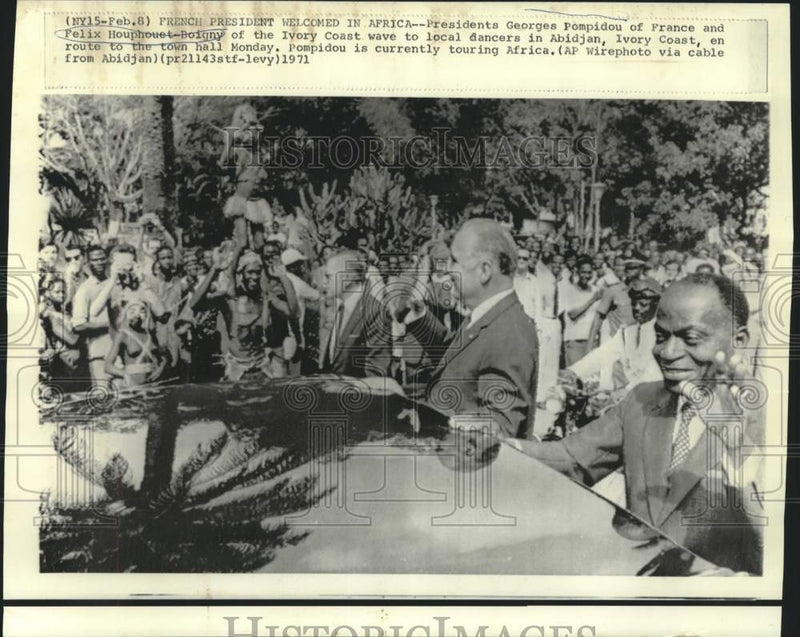 Load image into Gallery viewer, 1971 Press Photo Presidents Pompidou and Houphouet-Boigny wave to Abidjan crowd
