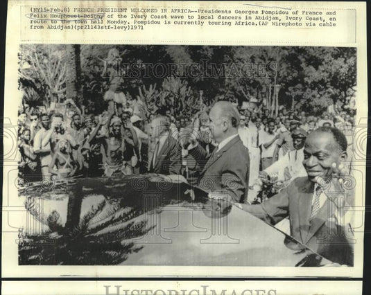 1971 Press Photo Presidents Pompidou and Houphouet-Boigny wave to Abidjan crowd