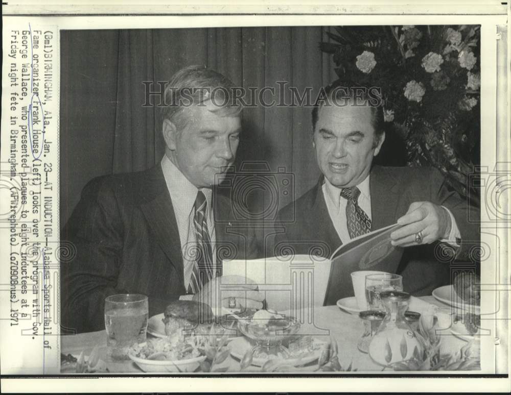 1971 Press Photo Frank House and Governor Wallace look over Hall of Fame program