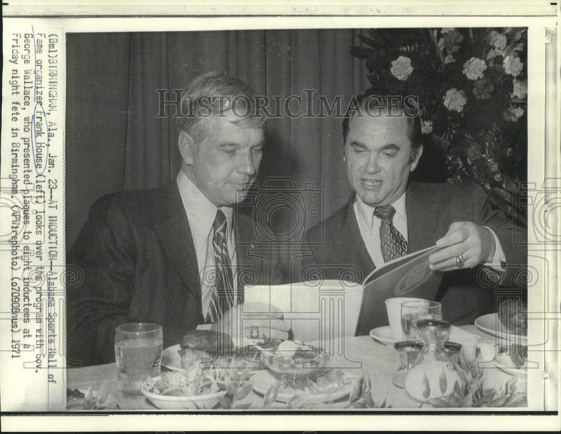 Load image into Gallery viewer, 1971 Press Photo Frank House and Governor Wallace look over Hall of Fame program
