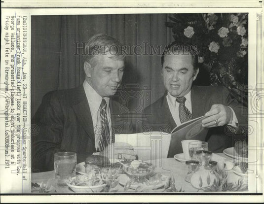 1971 Press Photo Frank House and Governor Wallace look over Hall of Fame program