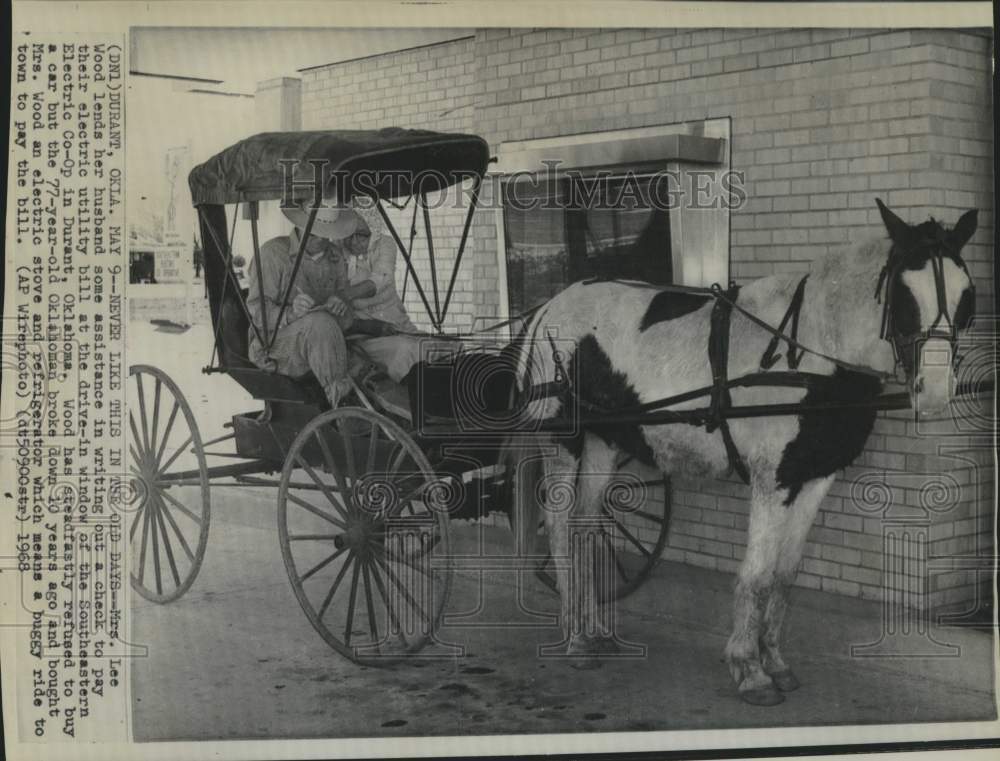 1968 Press Photo Mr. and Mrs. Lee Wood pay electric bill by horse 'n buggy