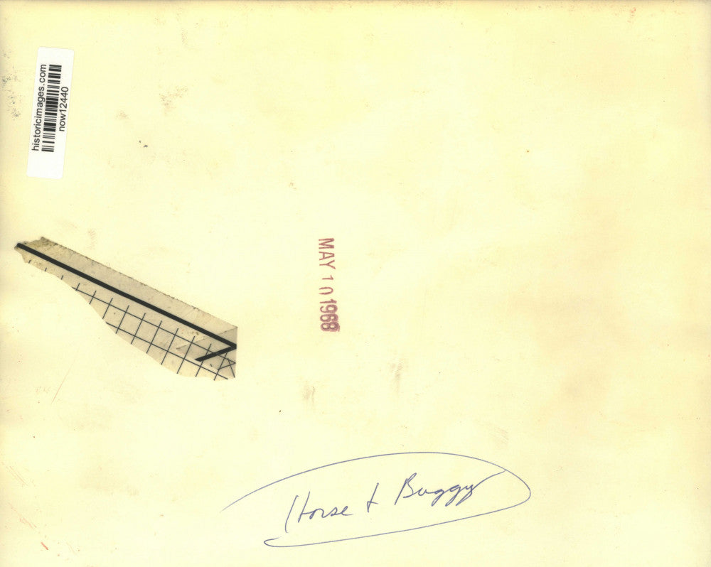 1968 Press Photo Mr. and Mrs. Lee Wood pay electric bill by horse 'n buggy