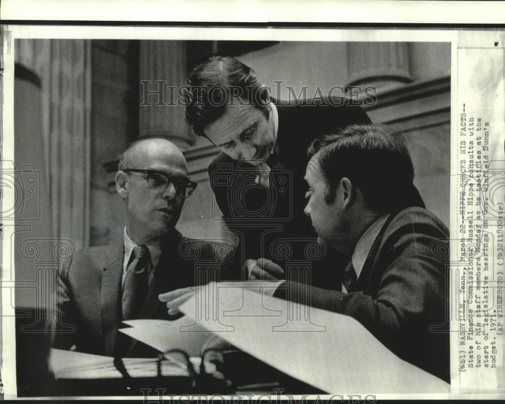 1971 Press Photo State Financial Commissioner Hippe with staff members in TN
