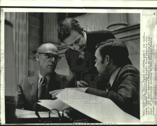 1971 Press Photo State Financial Commissioner Hippe with staff members in TN