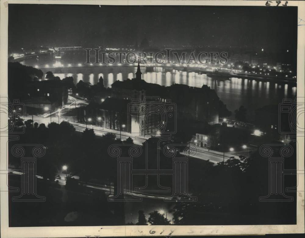 1961 Press Photo Night view of Budapest, Hungary with bridge over Danube River
