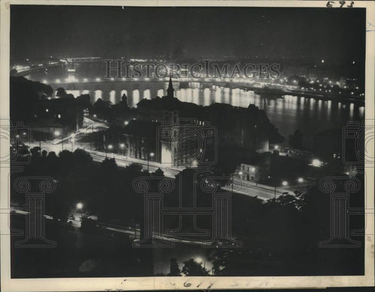 1961 Press Photo Night view of Budapest, Hungary with bridge over Danube River