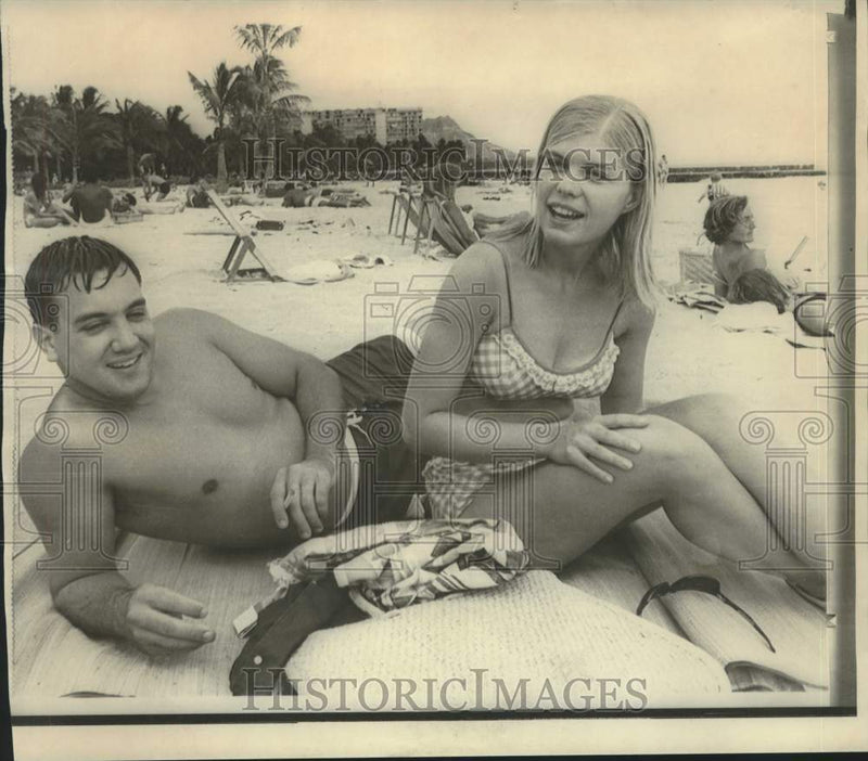 Load image into Gallery viewer, 1966 Press Photo Robert and Donna Humphrey honeymooning in Hawaii - now12504

