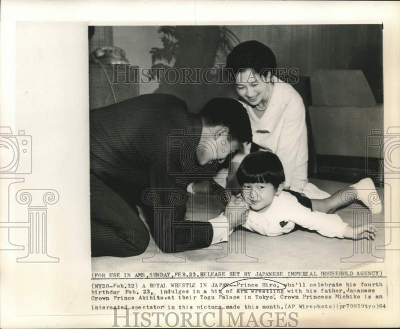 Load image into Gallery viewer, 1964 Press Photo Prince Hiro arm wrestles with his father as mother watches
